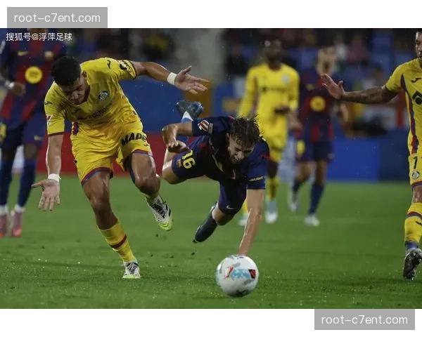 马竞防守间距压缩至8米以内 迫使巴萨陷入低效传中循环